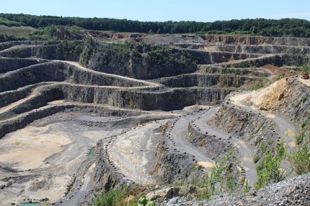 Proyecto minero de cobre en Ecuador podría suspenderse tras dictamen de corte sobre licencia ambiental