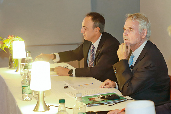 <p>Baltazar Sánchez, presidente de Viña Santa Rita, junto al gerente general Andrés Lavados. Foto: Julio Castro</p>