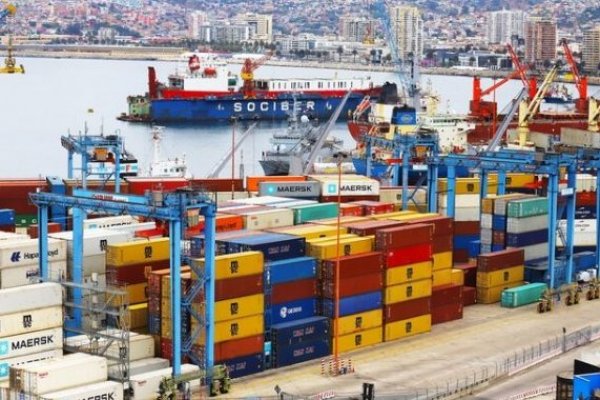<p>Superávit comercial de Chile escala a su nivel más alto en casi 16 años en medio de ajuste del gasto interno</p>