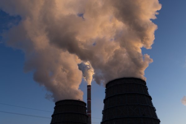<p>Emisiones de CO2 de electricidad pueden haber alcanzado su punto máximo, a medida la energía eólica y solar toman el relevo</p>