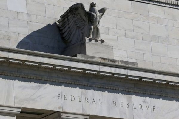 <p>Consejeros de la Fed recortaron expectativas de alzas de tasas este año tras colapsos bancarios, revelan actas de última reunión</p>