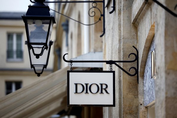<p>Los consumidores chinos dejan atrás el Covid, regresan con todo al lujo e impulsan las ventas de LVMH</p>