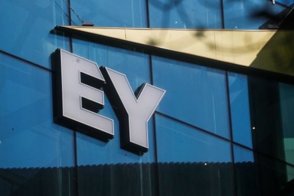 <p>EY US se embarcará en un ahorro de costos por US$ 500 millones después de arruinar el plan de división</p>