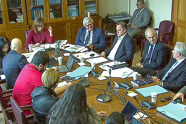 <p>Gobierno ve con buenos ojos proyecto de senadores para proteger empleos ante despidos masivos</p>