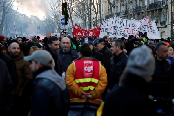 Reforma a las pensiones de Macron supera obstáculo constitucional en medio de protestas
