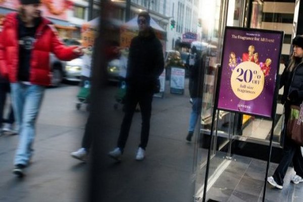 <p>Ventas minoristas en EEUU vuelven a caer y la producción de fábricas se desacelera por primera vez en 2023</p>
