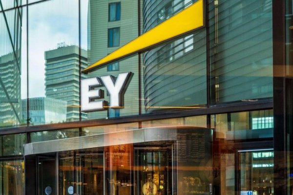 <p>EY recortará 3 mil puestos de trabajo en Estados Unidos para eliminar el "exceso de capacidad"</p>