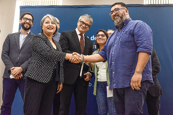 Gobierno y trabajadores acuerdan adelantar el alza de salario mínimo a $ 500 mil el próximo año