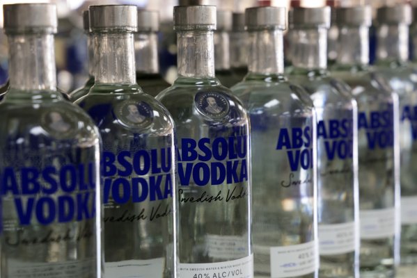 Absolut frena totalmente sus exportaciones de vodka a Rusia tras críticas por continuar ventas tras invasión