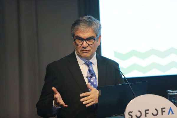 Marcel reitera que la economía va en la dirección "correcta" y que el principal riesgo interno es un nuevo retiro de fondos de AFP