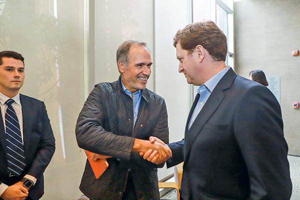 <p>Enrique Ostalé y Carlo Solari en la junta de accionistas de Falabella realizada el martes. Foto: Julio Castro.</p>