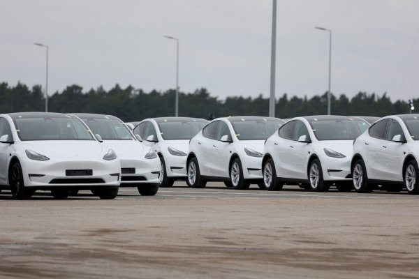 <p>Tesla recorta precios de sus principales modelos por segunda vez este mes justo antes de reporte de resultados</p>