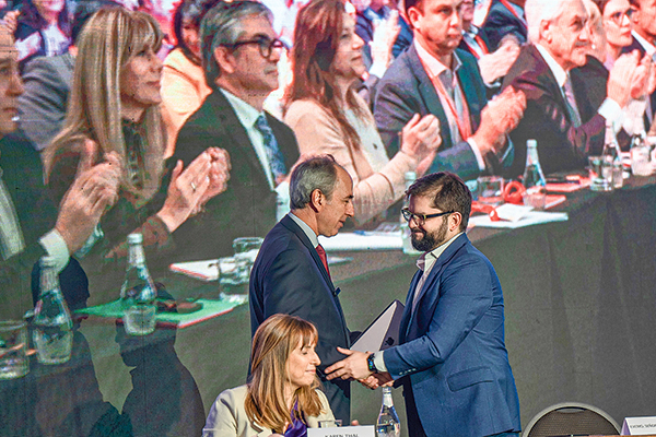 <p>Un Boric conciliador compromete “cambios graduales y continuos” en cita empresarial</p>