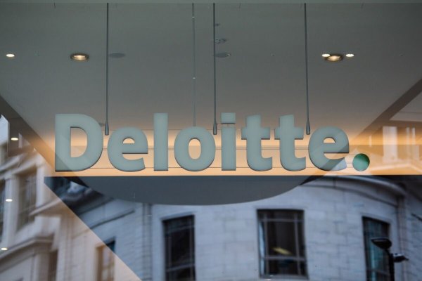 Deloitte se suma a la ola de despidos y anuncia que recortará 1.200 puestos de trabajo en Estados Unidos