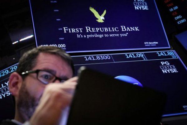 <p>Acciones de banco First Republic se desploman tras revelar una fuga de depósitos de US$ 100 mil millones</p>