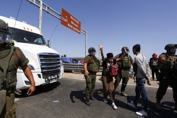 <p>Cientos de inmigrantes en su mayoría, venezolanos, colombianos y haitianos, se encuentran varados en la frontera entre Chile y Perú.</p>