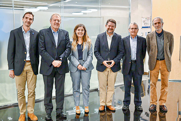 <p>Carlos Piaggio, gerente de infraestructura de la CChC; Carlos Zeppelin, socio de la CChC; Gabriela Elgueta, administradora regional de la RM; Claudio Orrego, gobernador de la RM; Alfredo Echavarría, vicepresidente de la CChC, y David Guzmán, presidente COIP. </p>