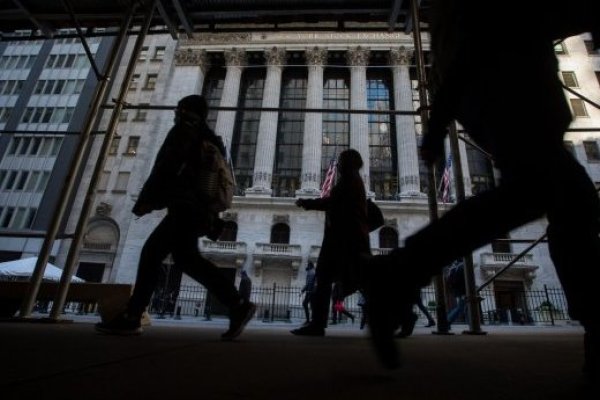 <p>Confianza del consumidor en EEUU cae a su nivel más bajo desde julio, pero aumentan las ventas de viviendas</p>