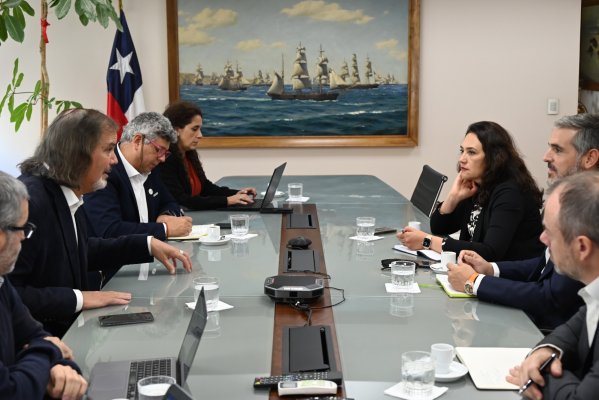 <p>José Miguel Benavente, vicepresidente de Corfo, con el equipo de Albemarle en Chile</p>