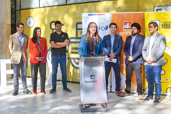 <p>Verónica Kunze de BancoEstado, junto a Francisco Meneses de Corfo, Pablo Zamora, de BancoEstado y representantes de Algramo, Políglota y Fracción.</p>