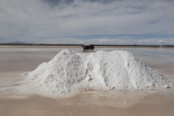 <p>Precios del litio en China suben por primera vez en cinco meses por repunte en demanda de productores de baterías</p>