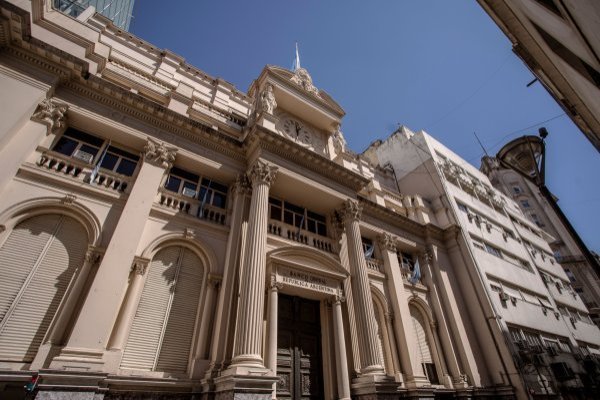 Intervención oficial da algo de oxígeno al debilitado peso argentino en medio de tormenta cambiaria