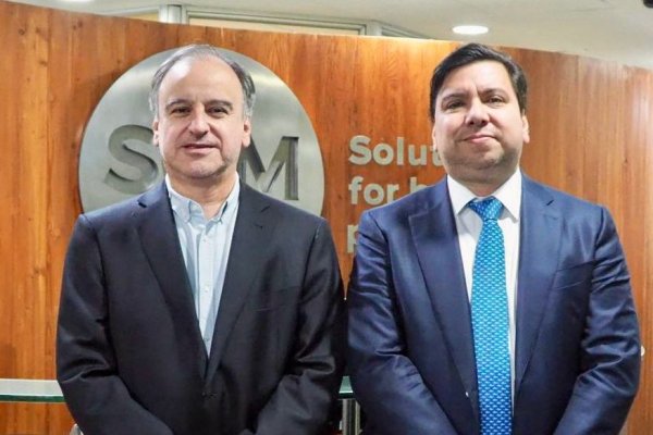 <p>Ricardo Ramos, gerente general del SQM y Gonzalo Guerrero, presidente de SQM</p>