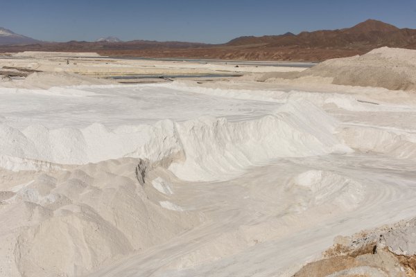 <p>Perú busca sacar ventaja a Chile en mercado del litio distanciándose de políticas de control estatal</p>