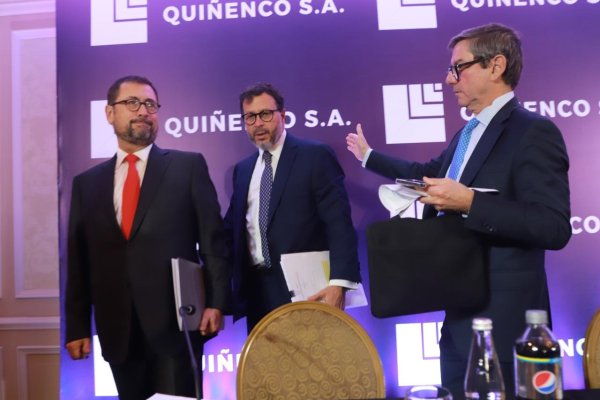 <p>Francisco Pérez Mackenna, gerente general de Quiñenco (primero a la izquierda) en la junta de accionistas de este viernes. Foto: Julio Castro</p>