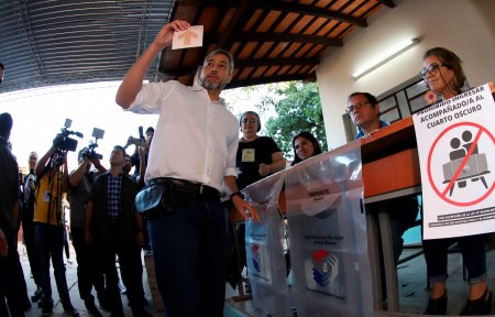 Paraguayos votan para definir entre el continuismo y la alternancia en reñida contienda