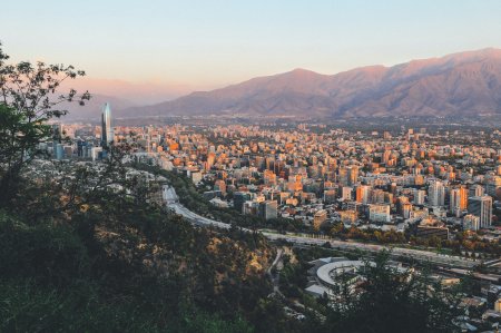 Chile entra en "recesión técnica" tras caída de la economía en marzo por sobre lo esperado