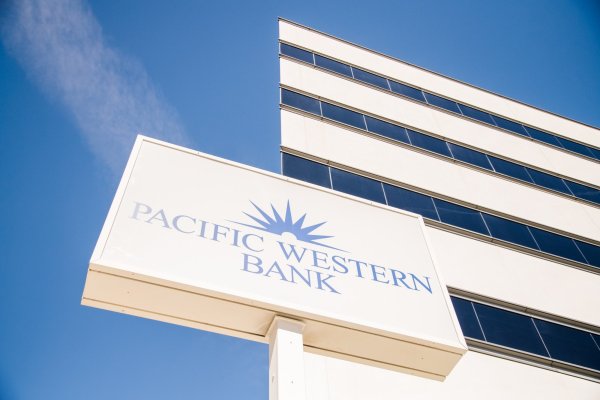 <p>Otro banco regional se derrumba en EEUU: PacWest cae 44% y considera una posible venta</p>