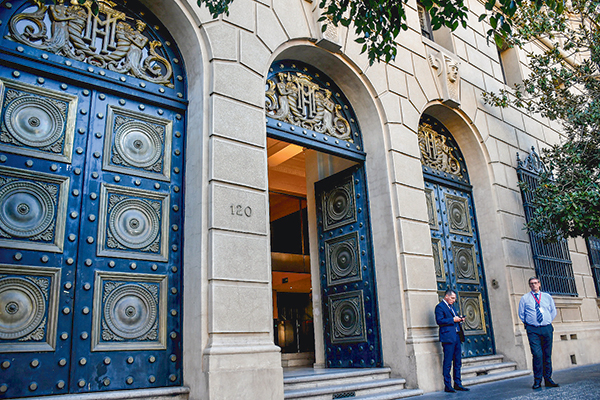 <p>Deuda pública registra su mayor caída en 10 años de la mano de las amortizaciones y el factor dólar</p>