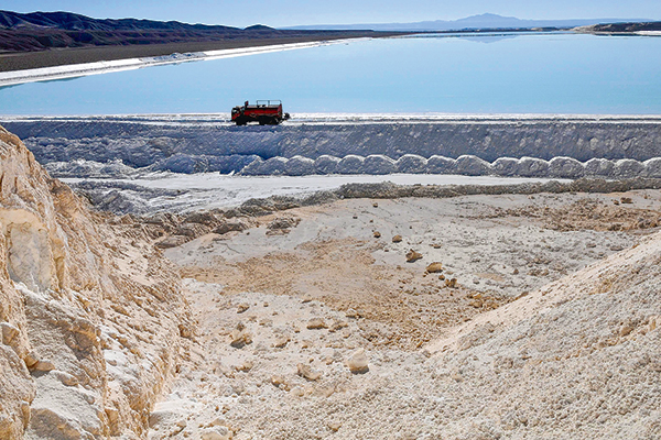 <p>FT: Maniobra de Chile para controlar el litio alarma a la industria mundial</p>