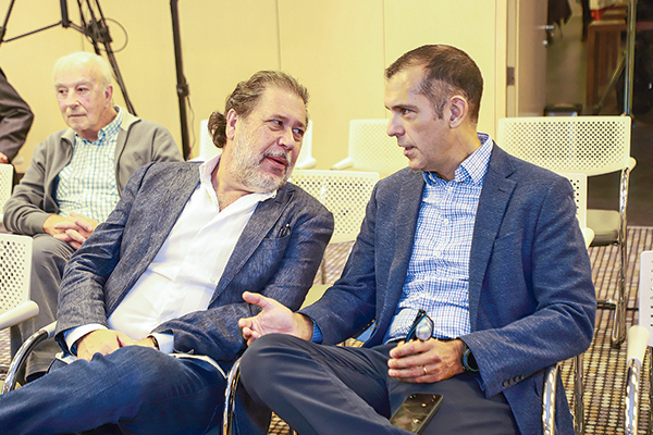 <p>Juan Enrique Rassmuss Raier y Roberto de Andraca Adriasola en la última junta de accionistas. Foto: Julio Castro</p>