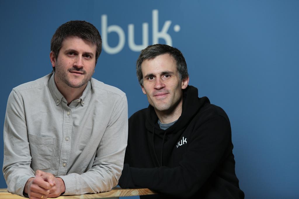 <p>Buk viaja a las oficinas de Open Ai a conocer desarrolladores de Chat-GPT</p>