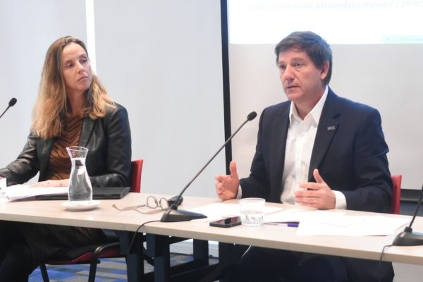 <p>Paula Urenda, gerenta general, y Juan Armando Vicuña, presidente de la Cámara Chilena de la Construcción. </p>