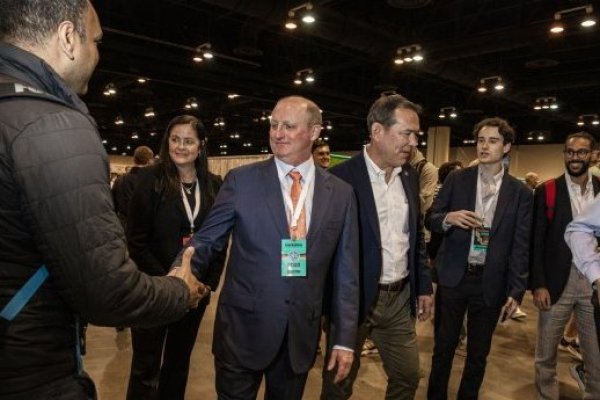 El sucesor elegido por Warren Buffett aprende a disfrutar de la atención en Berkshire