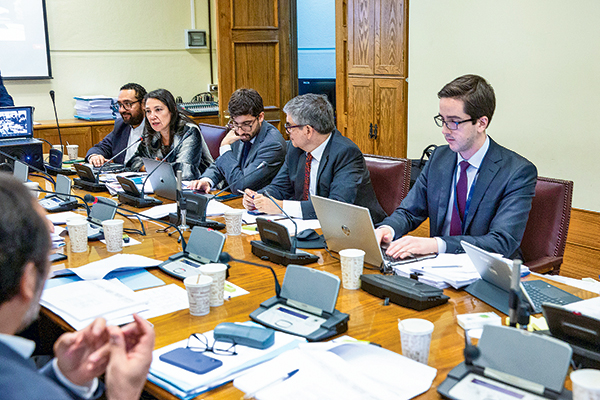 <p>Comisión de Hacienda del Senado aprueba royalty con tasa tributaria del 46,5% para grandes mineras</p>