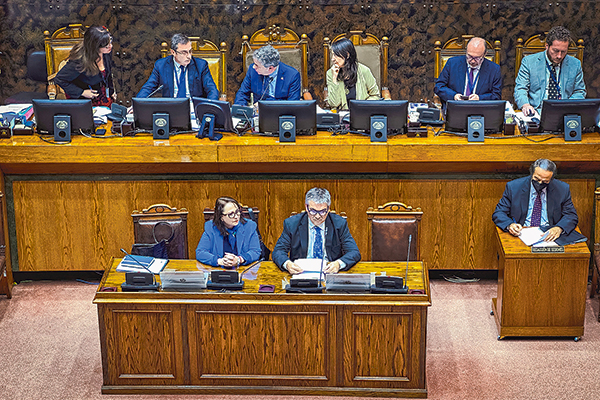 <p>Senado aprueba royalty de 46,5% a grandes mineras con amplio apoyo de la oposición</p>