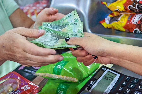 <p>Analistas mejoran proyección de crecimiento y corrigen a la baja la de inflación para este año</p>