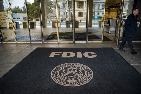 <p>Regulador de EEUU golpeará a mayores bancos del país con una factura de US$ 16 mil millones por la limpieza de SVB</p>