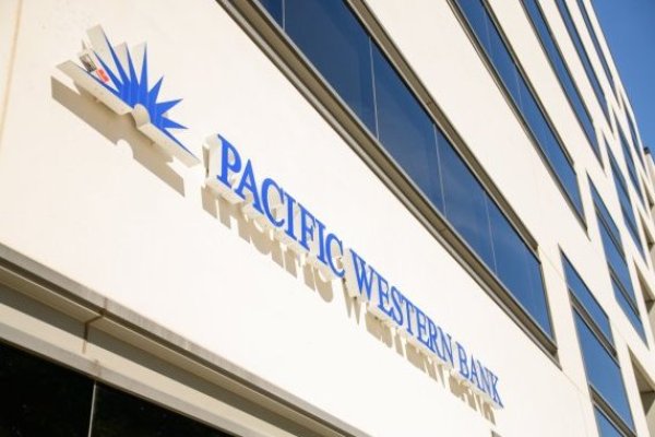 <p>PacWest: Acciones del banco vuelven a desplomarse tras caída en depósitos</p>