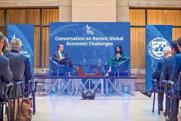 <p>FMI advierte que la inflación global podría ser más “pegajosa” de lo esperado y postergar su caída</p>