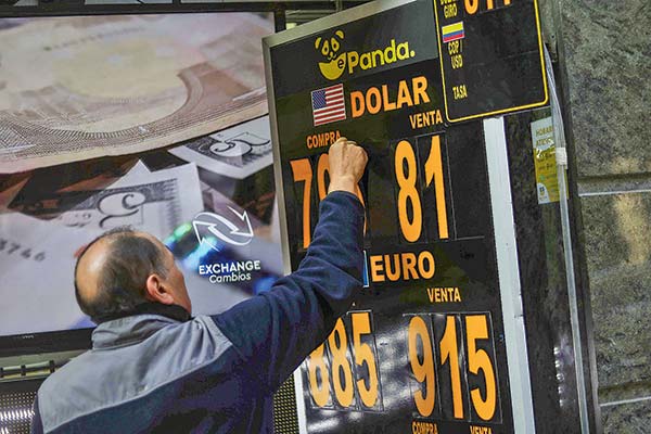 Apuesta contra el dólar llega a máximos de dos años en el mercado de futuros estadounidense