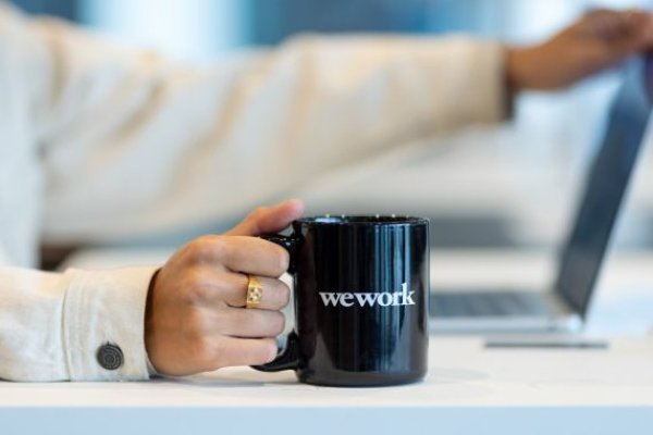 <p>El CEO y presidente de WeWork deja la empresa en medio de un esfuerzo de reestructuración</p>