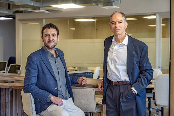 <p>Rodrigo Labbé, de Jooycar, y Nicola Veratelli, de Octo Telematics.</p>