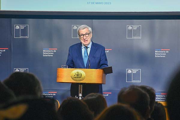 <p>El canciller Alberto van Klaveren repasó ayer los hitos de la cartera. Foto: Agencia Uno</p>