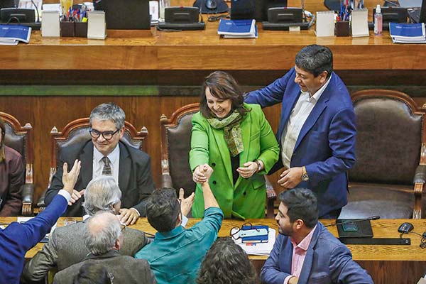 <p>Mario Marcel, ministro de Hacienda, celebra la aprobación del royalty junto a la ministra de Minería, Marcela Hernando. Foto: Agencia Uno</p>