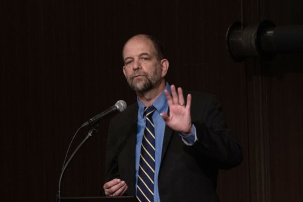 <p>Gill Pratt habla en Hiroshima, Japón, el 18 de mayo durante el G7.</p>